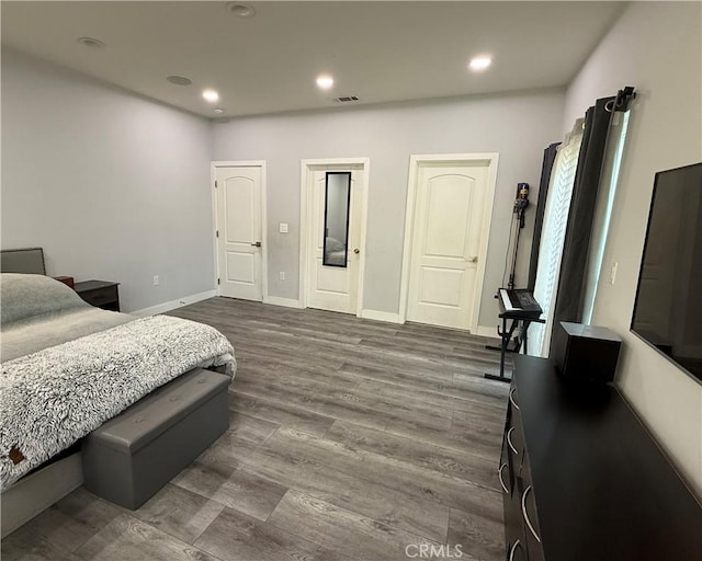 14615 Wyandotte St, Van Nuys, CA 91405 - bedroom featuring dark wood-style flooring, baseboards, visible vents, and recessed lighting