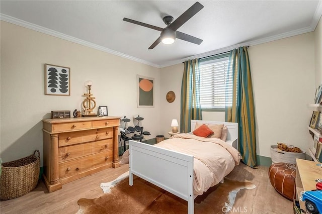 bedroom featuring light wood-style floors, ornamental molding, and ceiling fan