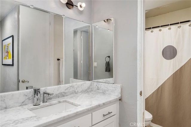 full bath with toilet, a shower with shower curtain, and vanity