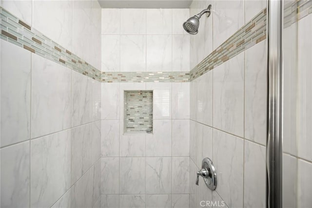 5717 4th Ave, Los Angeles, CA 90043 - details featuring tiled shower