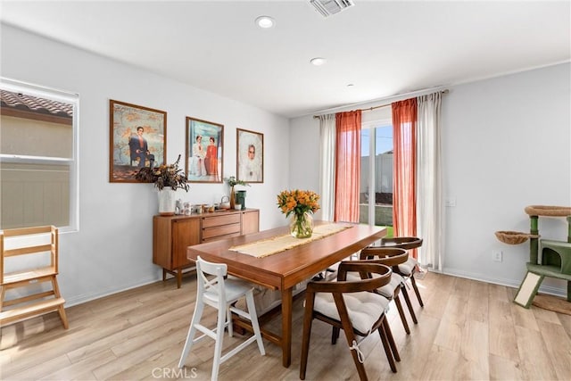 dining area featuring visible vents, light wood-style flooring, recessed lighting, and baseboards