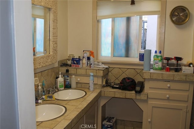 2859 Effie St, Los Angeles, CA 90026 - bathroom with double vanity and backsplash