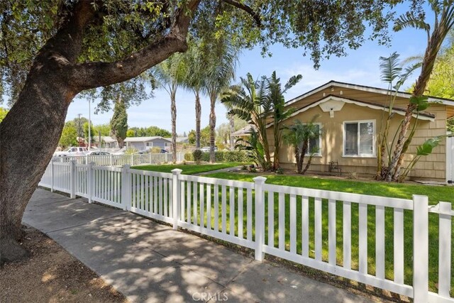 exterior space featuring a fenced front yard