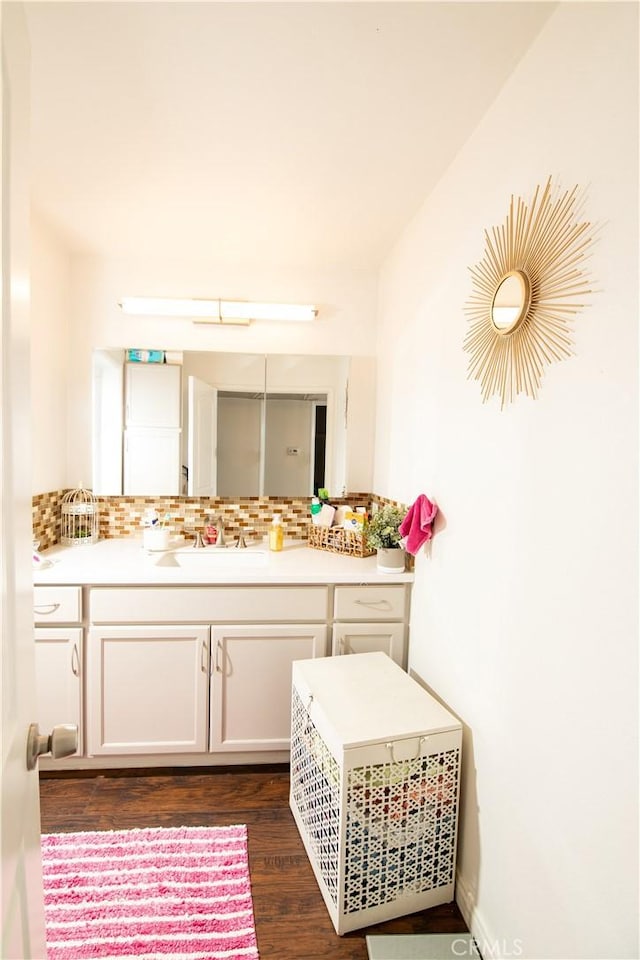 8601 International Ave Unit 265, Canoga Park, CA 91304 - bathroom with wood finished floors, backsplash, and vanity