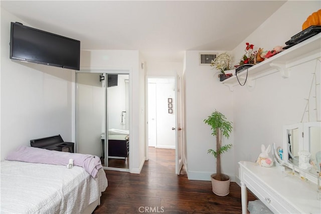 8601 International Ave Unit 265, Canoga Park, CA 91304 - bedroom with wood finished floors, a closet, and baseboards