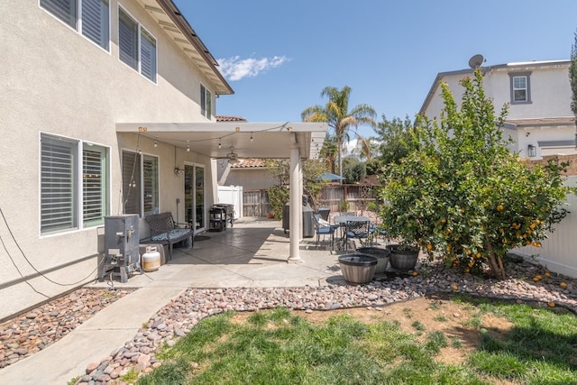 view of patio featuring a fenced backyard and ceiling fan