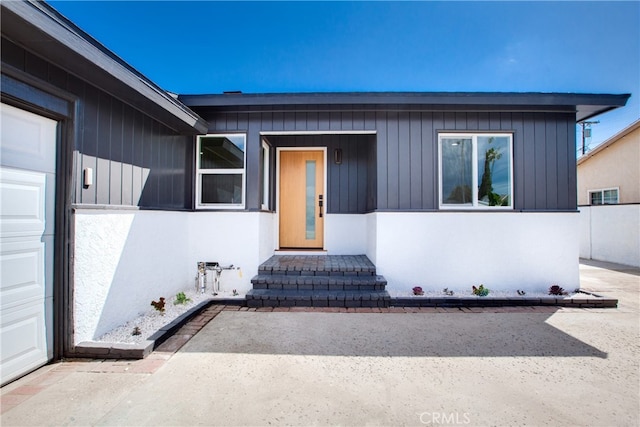 property entrance with stucco siding