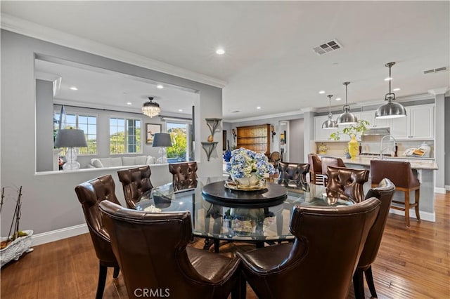 dining room featuring visible vents, baseboards, and ornamental molding