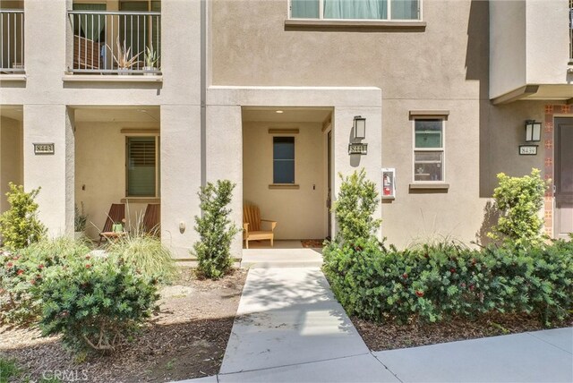 view of exterior entry with stucco siding