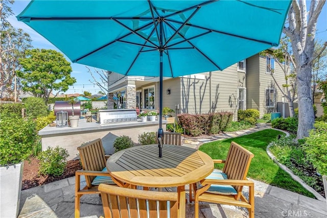 6288 Sunnyside Cir, Huntington Beach, CA 92648 - view of patio featuring outdoor dining space and an outdoor kitchen