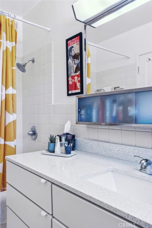 full bath featuring tasteful backsplash, a shower with curtain, and vanity