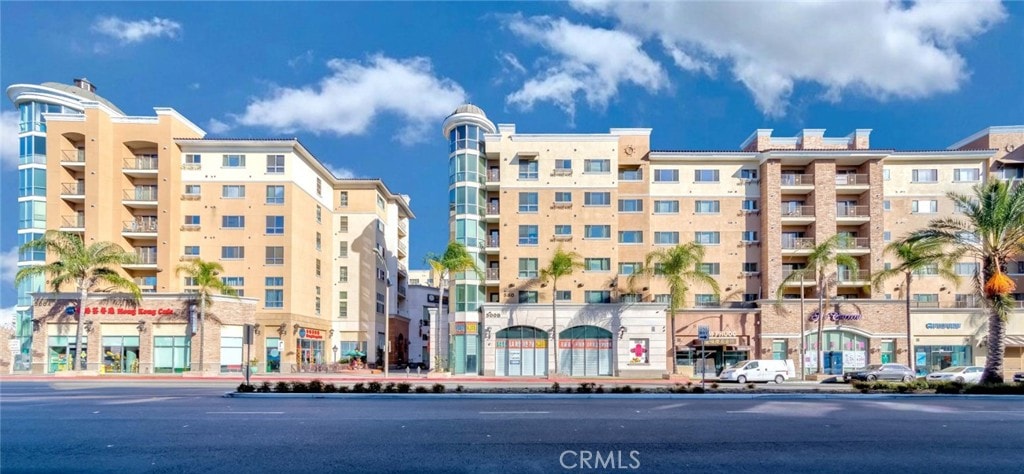 view of apartment building / complex