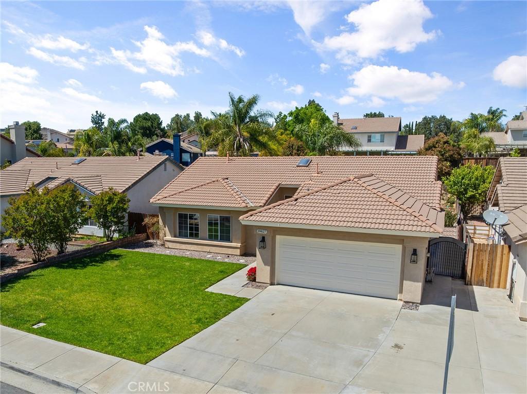 39827 N General Kearny Rd, Temecula, CA 92591 - view of front of home with a garage, stucco siding, a gate, and a front lawn