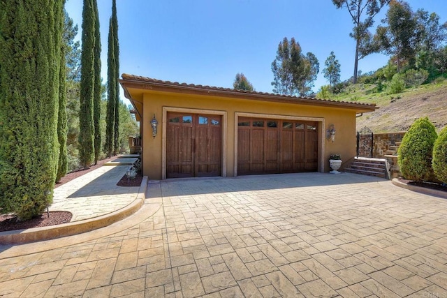 11558 Creek Rd, Poway, CA 92064 - garage featuring decorative driveway