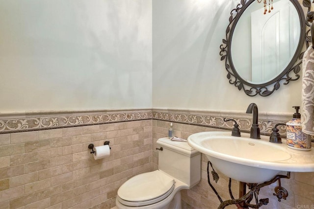 11558 Creek Rd, Poway, CA 92064 - bathroom with a wainscoted wall and tile walls