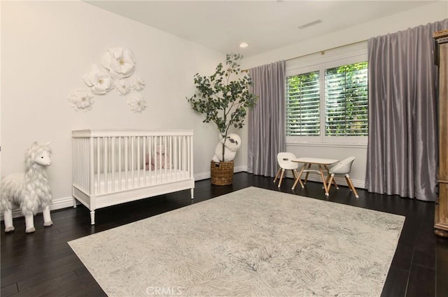 bedroom featuring visible vents, baseboards, dark wood-style floors, and recessed lighting