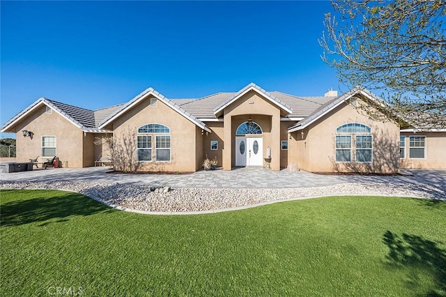 7922 Los Palmas Dr, Oak Hills, CA 92344 - ranch-style home featuring stucco siding, a tile roof, and a front yard