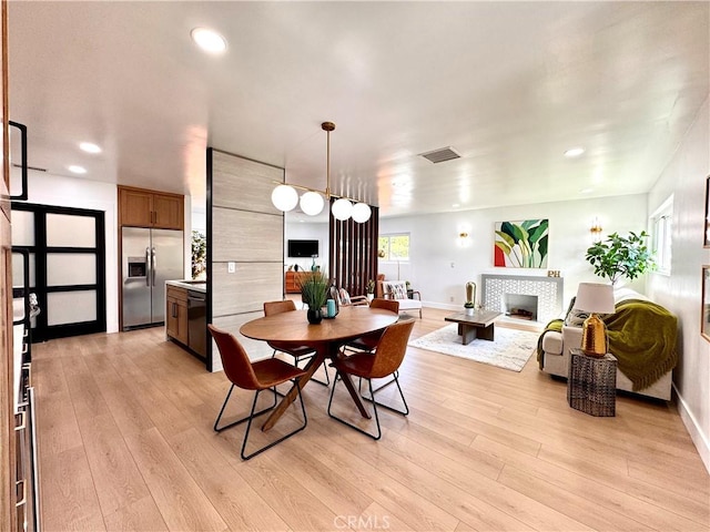 dining space featuring light wood-type flooring, baseboards, visible vents, and recessed lighting