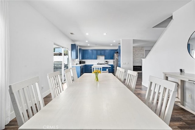dining space featuring dark wood-style flooring, baseboards, and recessed lighting