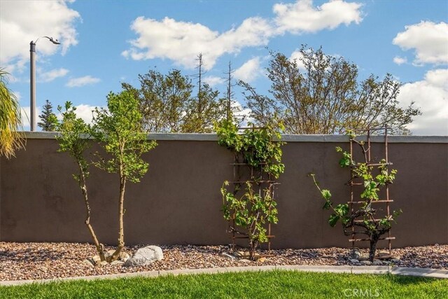 view of yard featuring fence