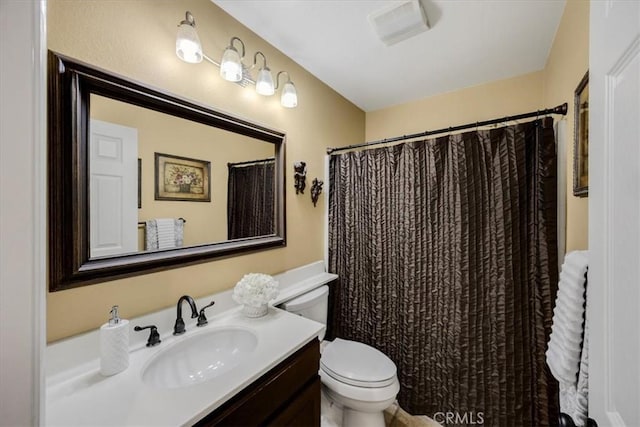 full bathroom featuring vanity, toilet, a shower with shower curtain, and visible vents