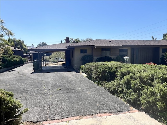 ranch-style home featuring driveway