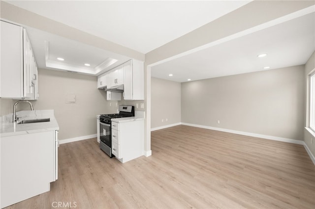 26497 Calle San Francisco Unit 60F, San Juan Capistrano, CA 92675 - kitchen with baseboards, stainless steel gas range, recessed lighting, a sink, and light wood finished floors