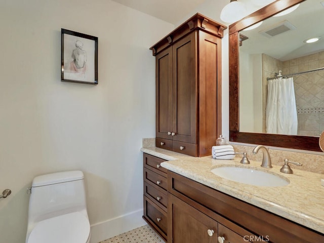 full bathroom featuring visible vents, baseboards, toilet, vanity, and tiled shower