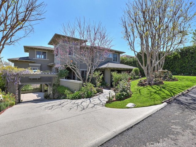 view of front of property featuring a front yard and driveway