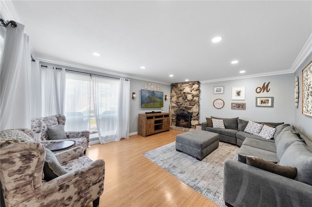 living room featuring light wood finished floors, baseboards, ornamental molding, and recessed lighting