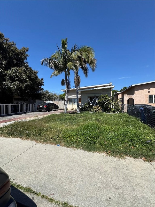 view of front of property featuring fence