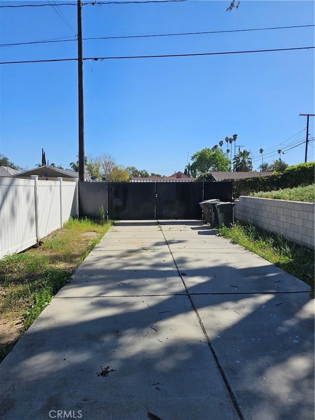 464 W E St, Colton, CA 92324 - exterior space