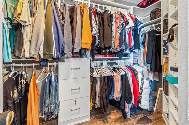 walk in closet featuring wood tiled floor