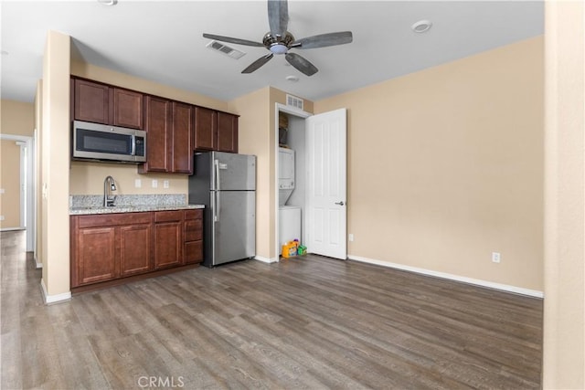 17938 Caraway Ct, San Bernardino, CA 92407 - kitchen with ceiling fan, visible vents, wood finished floors, stainless steel appliances, and stacked washing maching and dryer