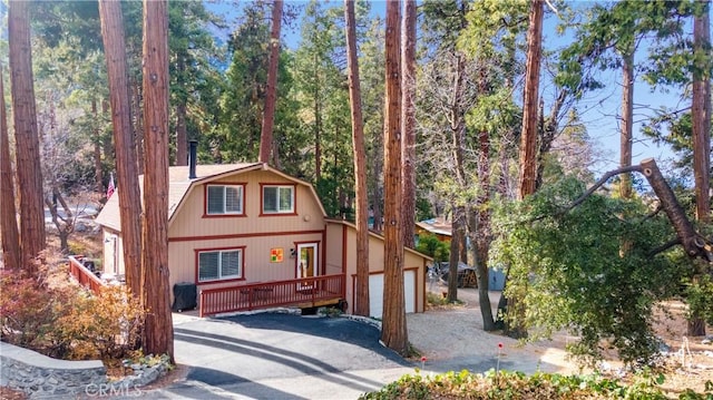 view of front of home with a garage and driveway