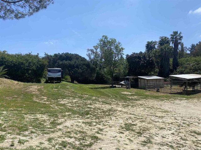 view of yard featuring an outbuilding