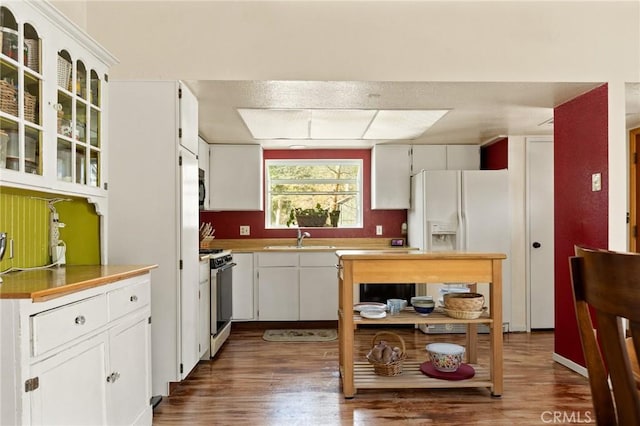 337 Lookout Dr, Twin Peaks, CA 92391 - kitchen with a sink, light countertops, dark wood finished floors, white cabinetry, and white gas range