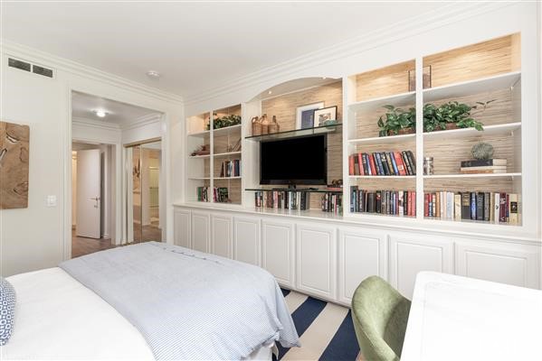 bedroom with visible vents and crown molding