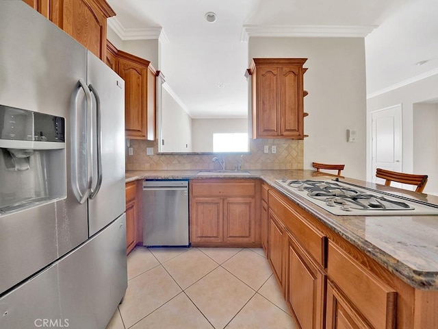 8309 Hillside Rd, Alta Loma, CA 91701 - kitchen featuring stainless steel appliances, a sink, crown molding, decorative backsplash, and a peninsula