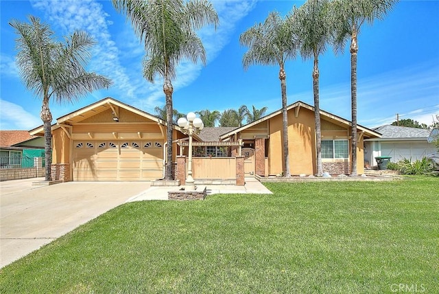 view of front facade featuring stucco siding, a front yard, fence, an attached garage, and driveway