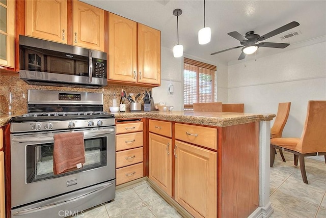 kitchen with a peninsula, a ceiling fan, visible vents, stainless steel appliances, and backsplash