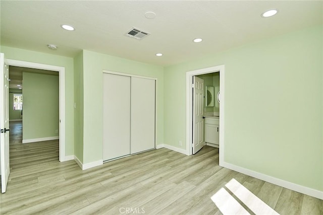 unfurnished bedroom featuring light wood finished floors, baseboards, visible vents, and recessed lighting