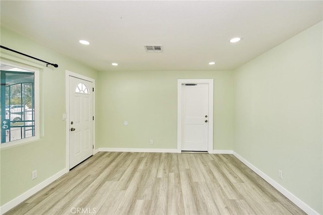 entryway with light wood-style floors, baseboards, visible vents, and recessed lighting