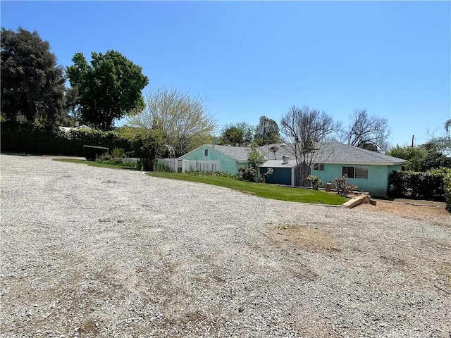 view of yard featuring gravel driveway