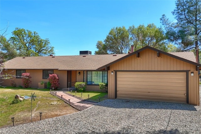 44410 Quail Ct, Coarsegold, CA 93614 - ranch-style home featuring roof with shingles, an attached garage, driveway, and a front lawn