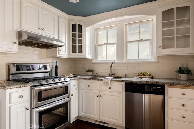 229 Maple Dr, Lake Arrowhead, CA 92352 - kitchen featuring stainless steel appliances, under cabinet range hood, a sink, glass insert cabinets, and tasteful backsplash