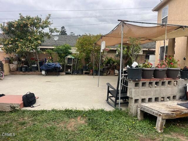 321 Walnut St, Santa Paula, CA 93060 - view of yard with a patio