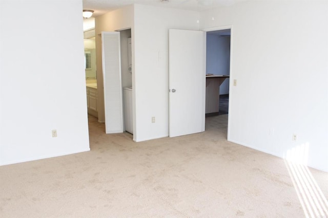 carpeted spare room with a ceiling fan