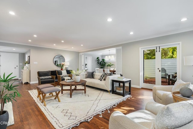 living room featuring recessed lighting, baseboards, ornamental molding, and wood finished floors