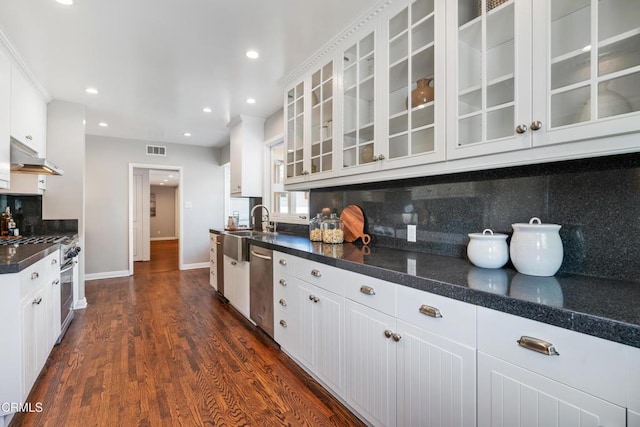 kitchen with visible vents, a sink, appliances with stainless steel finishes, white cabinetry, and dark wood-type flooring